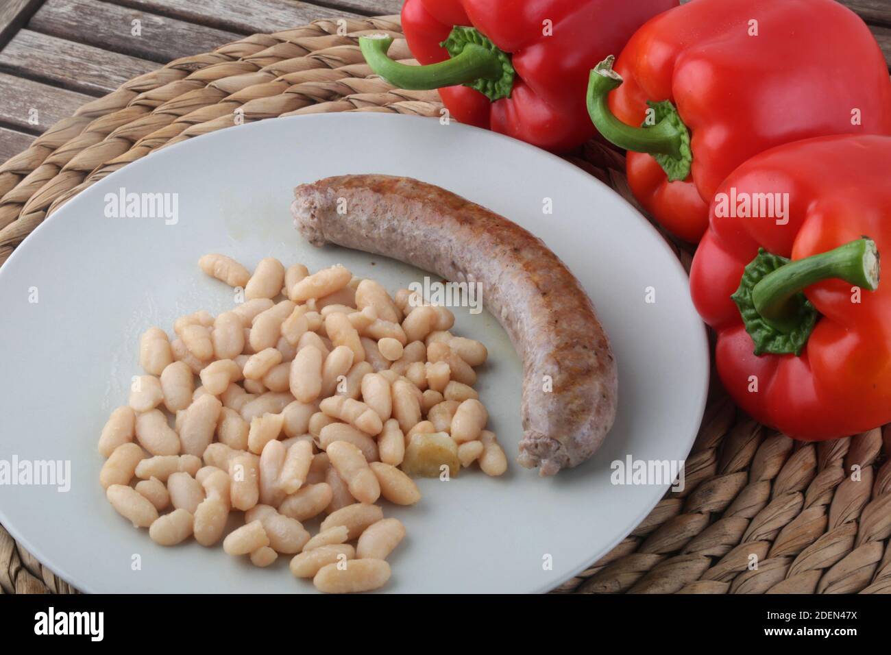 saucisse de porc avec haricots haricot comme nourriture typiquement catalane espagnole Banque D'Images