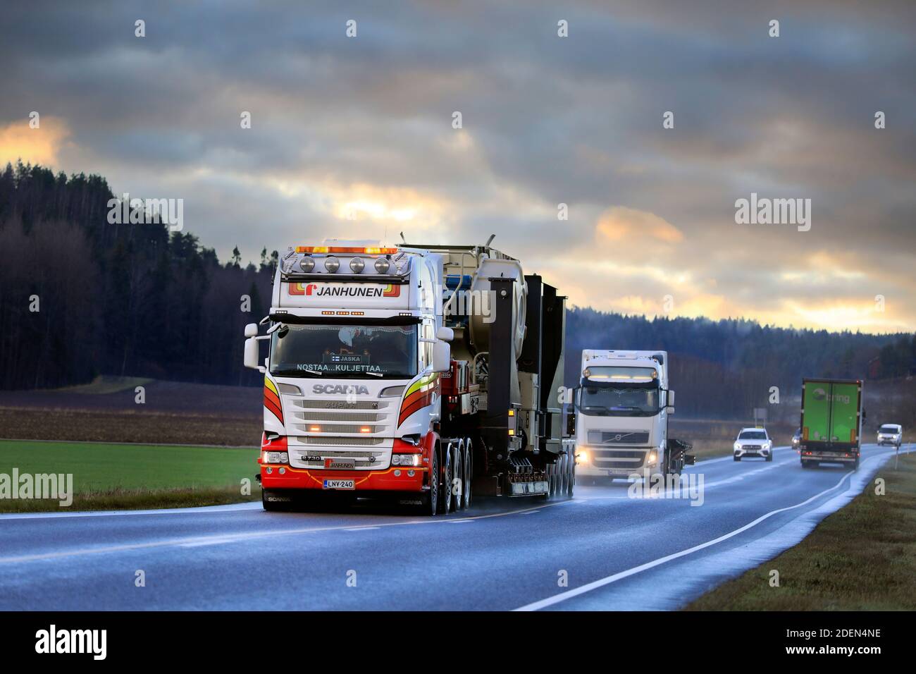 Scania R730 camion de Janhunen transporte le concasseur à mâchoires Metso Nordberg comme charge exceptionnelle dans la circulation sur l'autoroute 52. Salo, Finlande. 26 novembre 2020. Banque D'Images