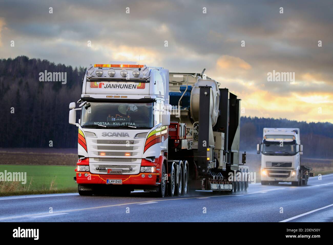 Scania R730 camion de Janhunen transporte le concasseur à mâchoires Metso Nordberg comme charge exceptionnelle dans la circulation sur l'autoroute 52. Salo, Finlande. 26 novembre 2020. Banque D'Images