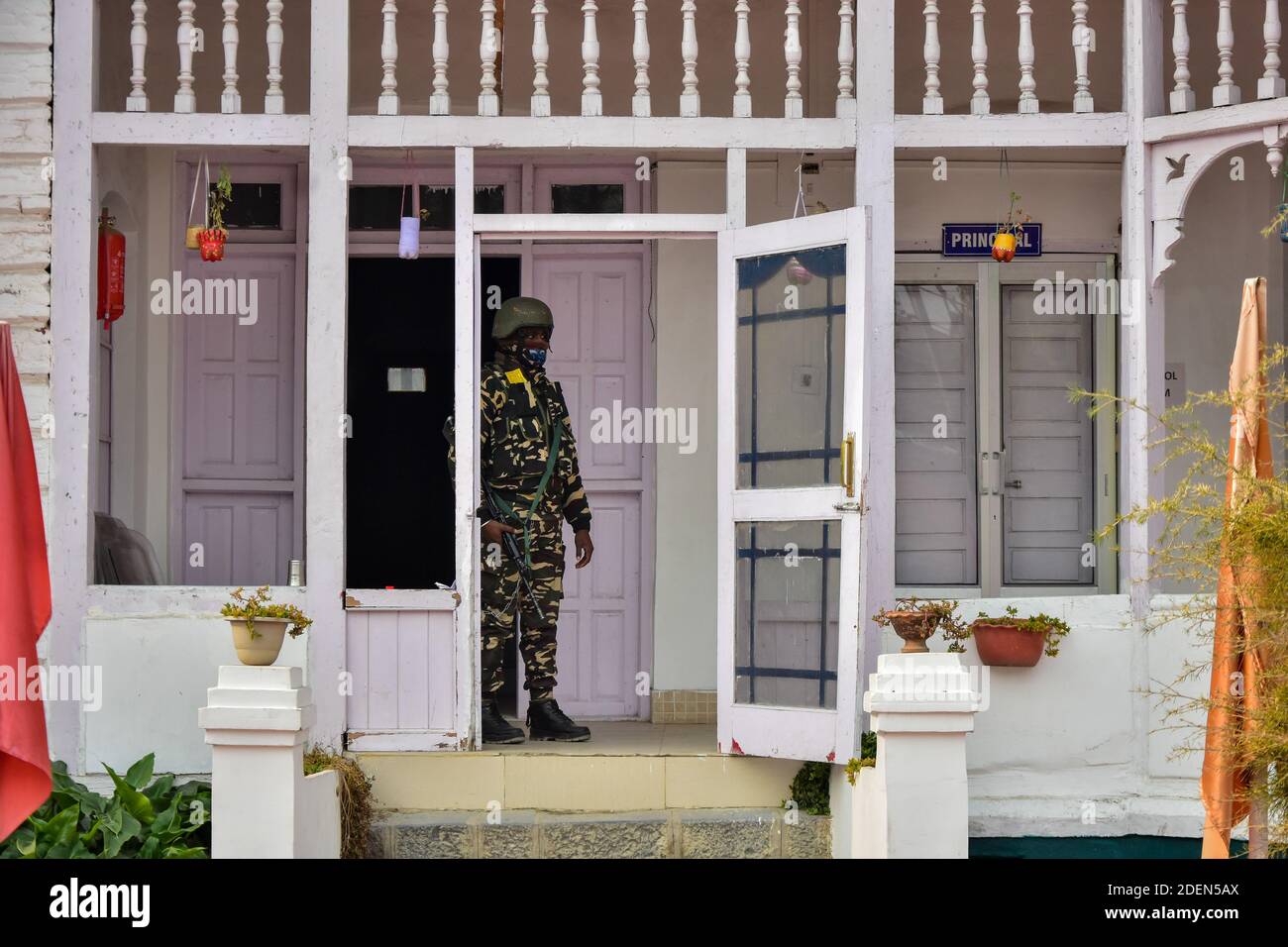 Cachemire, Inde. 1er décembre 2020. Un soldat paramilitaire est en alerte à l'intérieur du bureau de vote pendant la deuxième phase de l'élection du Conseil de développement du district (DDC) à Srinagar. Crédit : SOPA Images Limited/Alamy Live News Banque D'Images