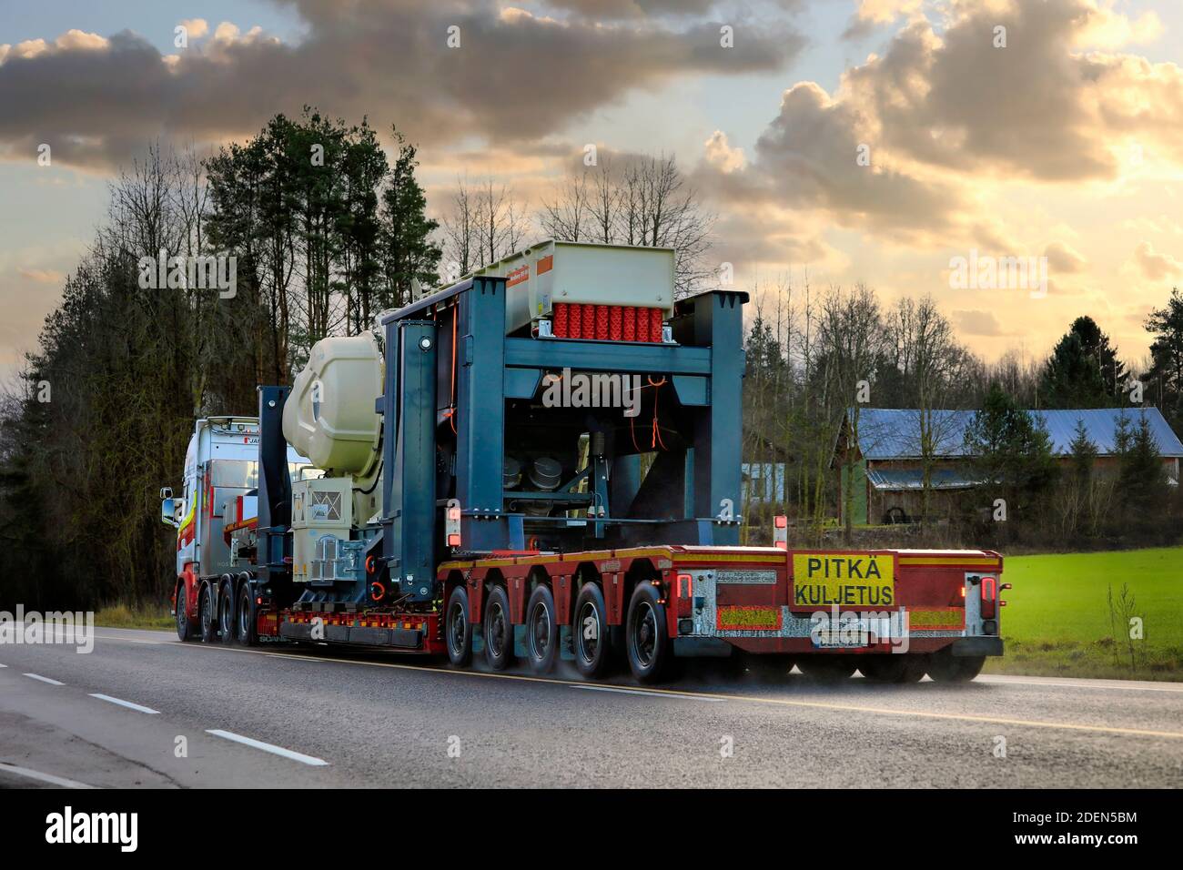 Le camion Scania R730 de Janhunen transporte le concasseur à mâchoires Metso Nordberg comme charge exceptionnelle le long de l'autoroute 52, vue arrière. Salo, Finlande. 26 novembre 2020. Banque D'Images