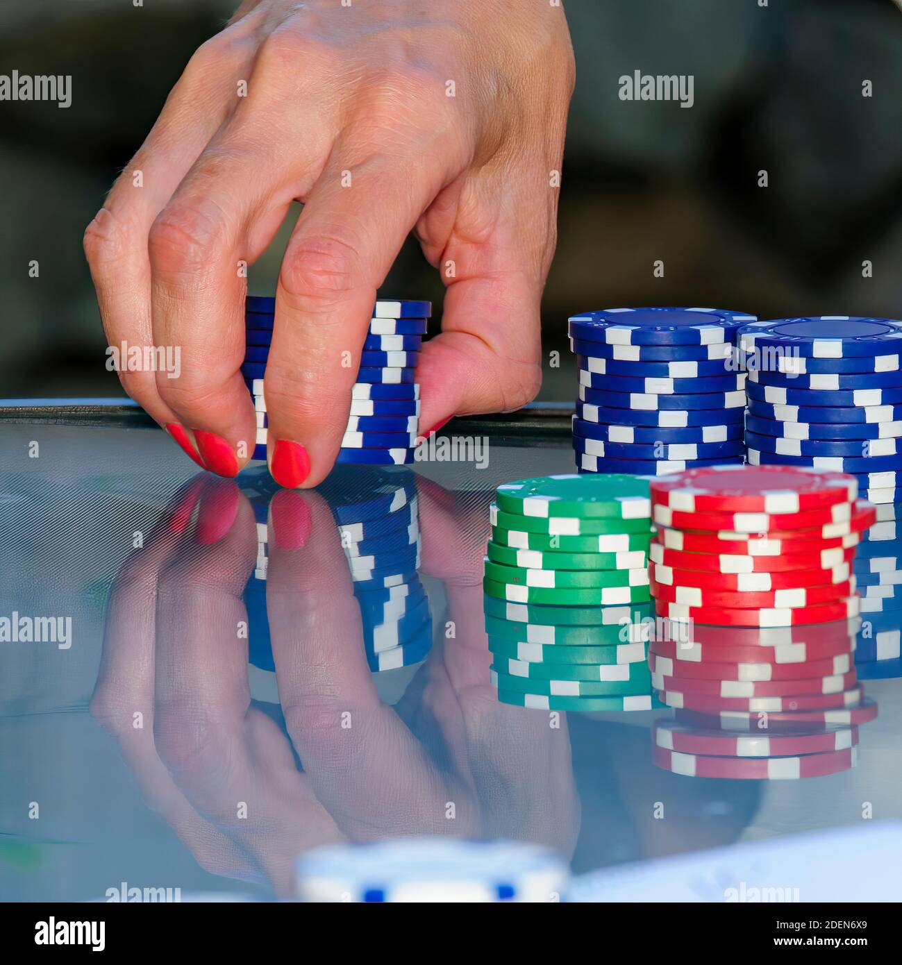 Faire le pari avec des jetons de poker. Banque D'Images