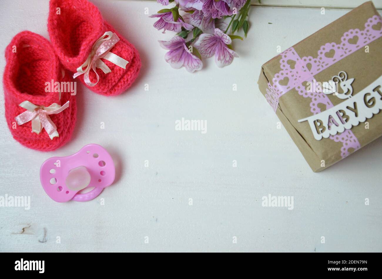 Un Arriere Plan Nouveau Ne Bebe Fille Accessoires Pour Nouveau Ne Pour Une Petite Fille Sur Fond Blanc Rose Boite De Presentation Petite Fille Photo Stock Alamy