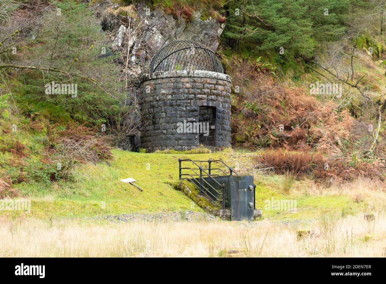 L'aqueduc du Loch Katrine alimente Glasgow en eau - tige de ventilation du tunnel avec dessus de la cage à oiseaux hoped au-dessus du Loch Chon, en Écosse, au Royaume-Uni Banque D'Images