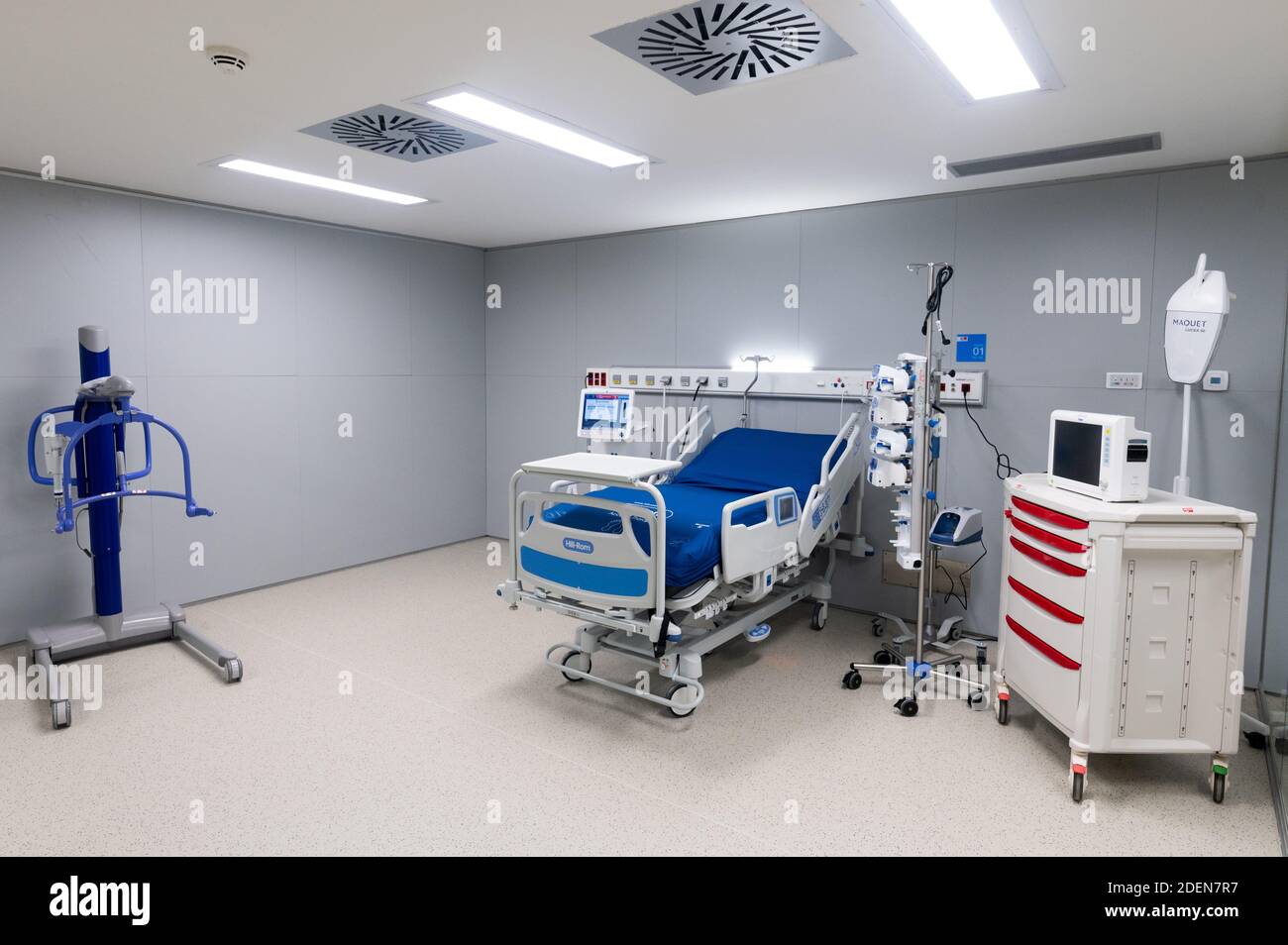 Madrid, Espagne. 1er décembre 2020. Lit d'hôpital dans une unité de soins intensifs pendant le jour d'inauguration à l'hôpital Enfermera Isabel Zendal. Le nouvel hôpital d'urgence a été construit en trois mois avec un coût approximatif de 100 millions d'euros pour être utilisé pour les pandémies ou les urgences sanitaires, avec 1,000 lits qui pourraient prendre en charge les patients coronavirus (COVID-19). Credit: Marcos del Mazo/Alay Live News Banque D'Images