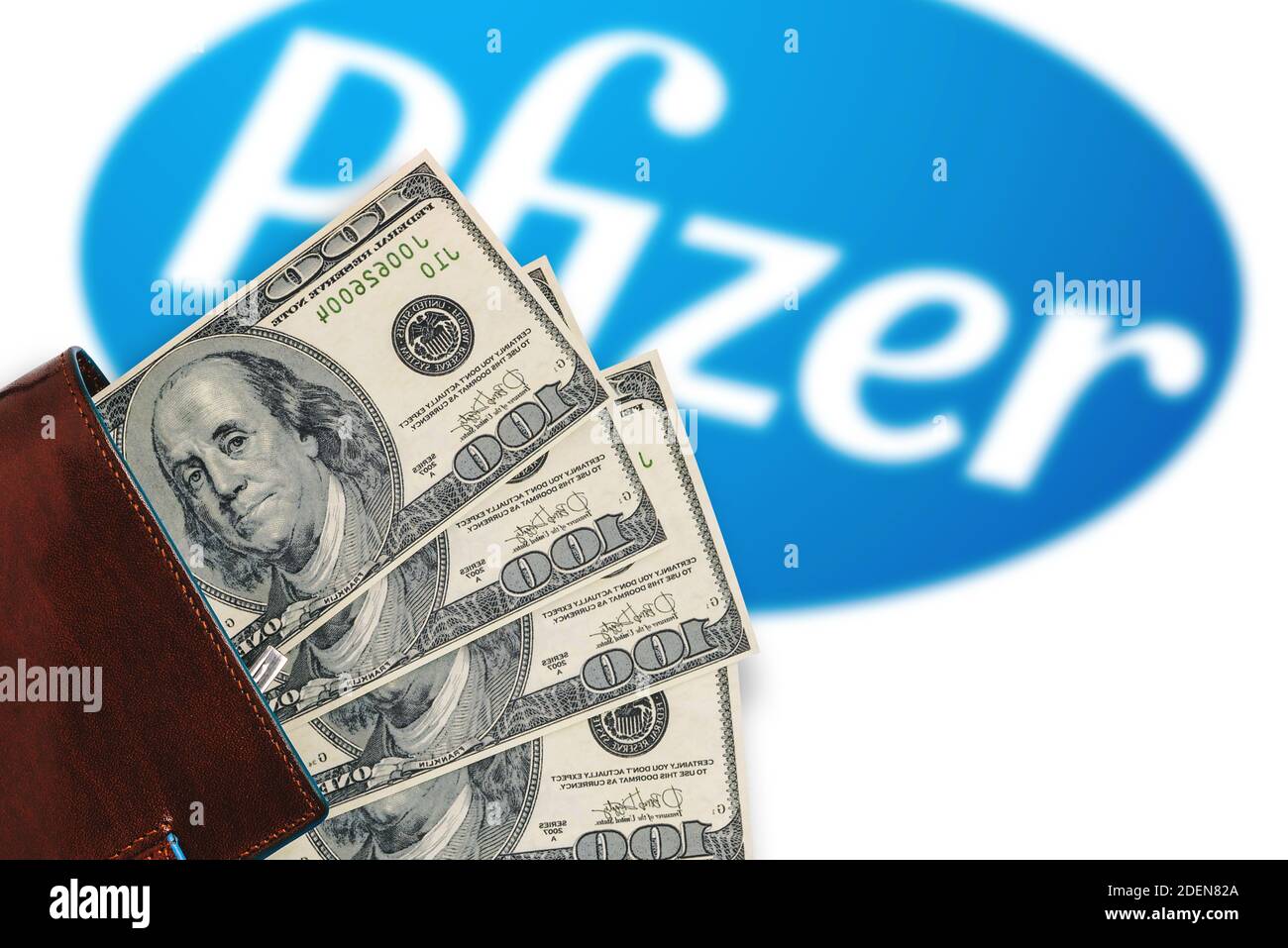 Portefeuille avec dollars et logo Pfizer flou. Concept de coût du vaccin contre le coronavirus Pfizer, Covid-19: NEW YORK, États-Unis, 30 novembre 2020. Banque D'Images