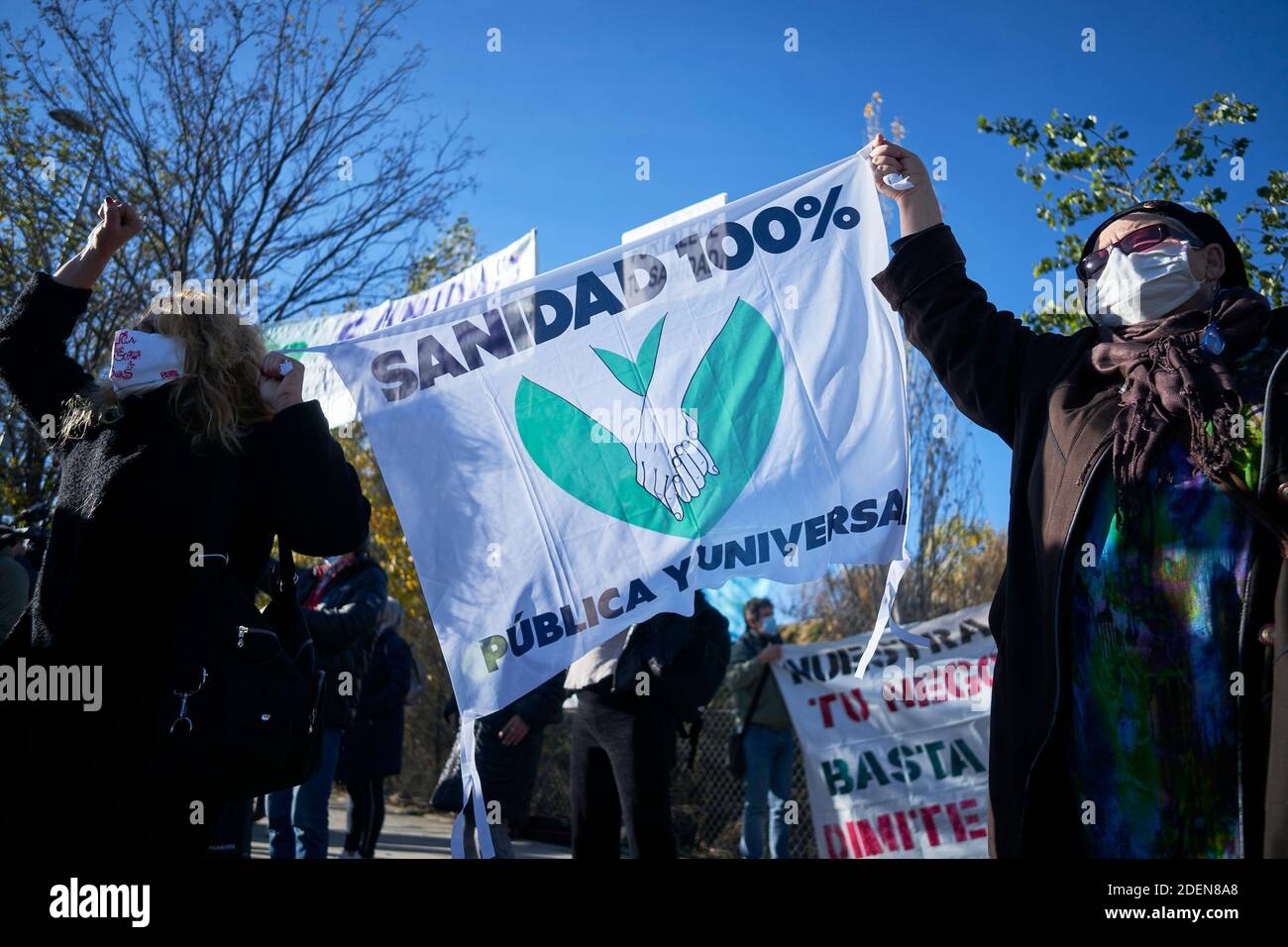 Valdebebas, Espagne. 01 décembre 2020 : des manifestants ont tenu des panneaux pour défendre la santé publique lors d'une manifestation contre l'ouverture d'un nouvel hôpital pandémique à l'hôpital Enfermera Isabel Zendal le 01 décembre 2020 à Valdebebas, Espagne. Crédit : May Robledo/Alfa Images/Alay Live News Banque D'Images