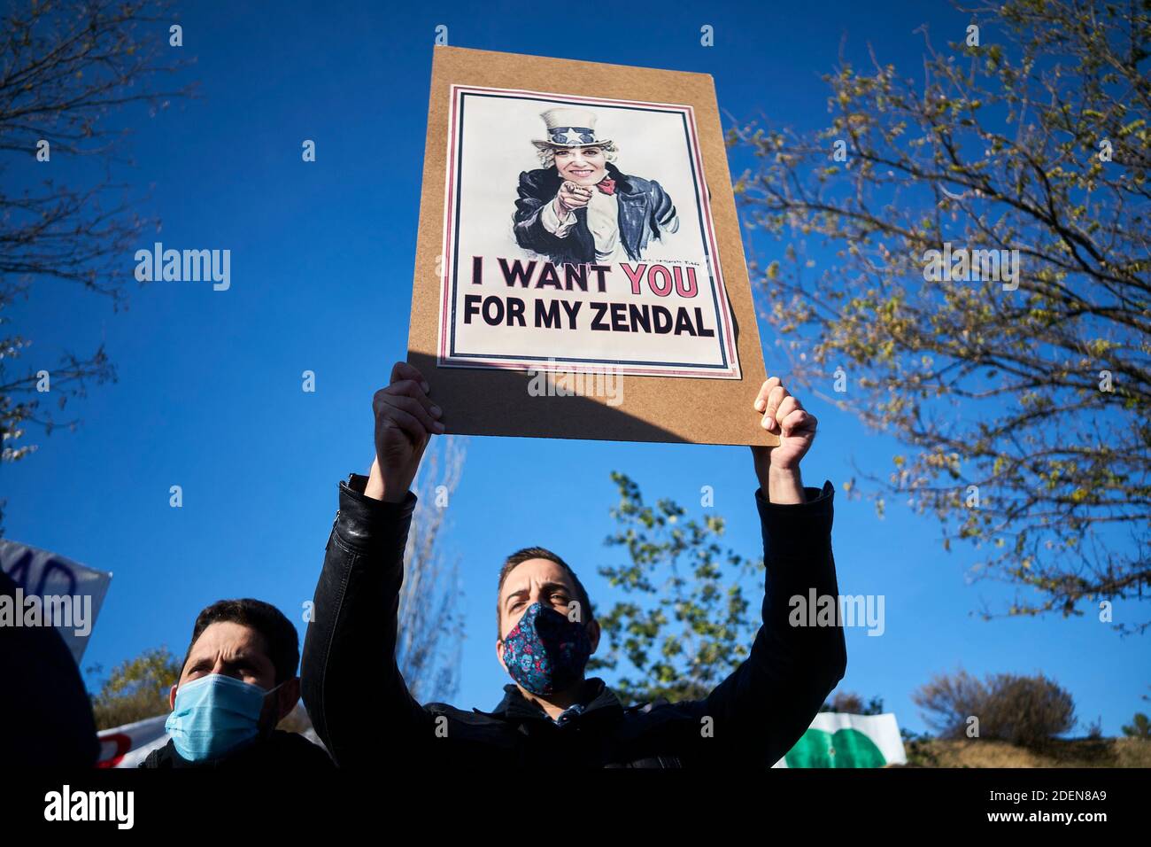 Valdebebas, Espagne. 01 décembre 2020 : des manifestants ont tenu des panneaux pour défendre la santé publique lors d'une manifestation contre l'ouverture d'un nouvel hôpital pandémique à l'hôpital Enfermera Isabel Zendal le 01 décembre 2020 à Valdebebas, Espagne. Crédit : May Robledo/Alfa Images/Alay Live News Banque D'Images