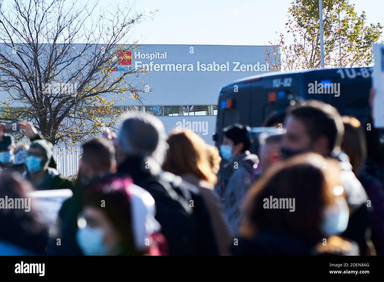 Valdebebas, Espagne. 01 décembre 2020 : manifestation contre l'ouverture d'un nouvel hôpital pandémique à l'hôpital Enfermera Isabel Zendal le 01 décembre 2020 à Valdebebas, Espagne. Crédit : May Robledo/Alfa Images/Alay Live News Banque D'Images