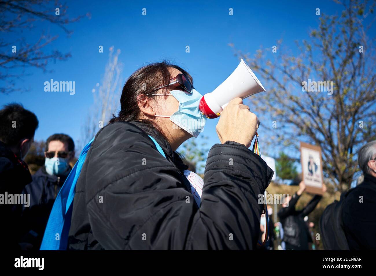Valdebebas, Espagne. 01 décembre 2020 : un manifestant criant à travers le mégaphone lors d'une démonstration contre l'ouverture d'un nouvel hôpital pandémique à l'hôpital Enfermera Isabel Zendal le 01 décembre 2020 à Valdebebas, Espagne. Crédit : May Robledo/Alfa Images/Alay Live News Banque D'Images