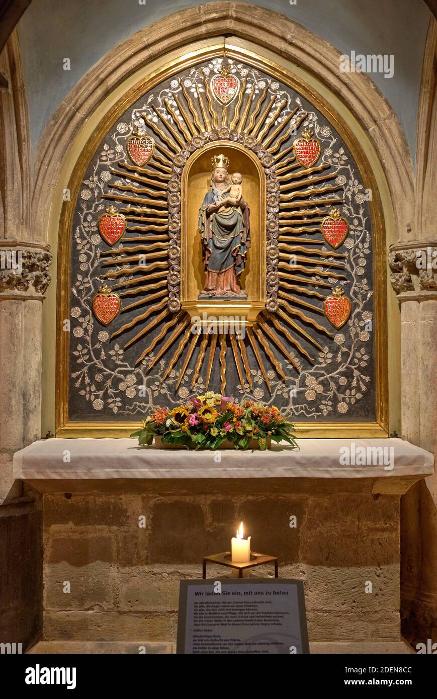 Bougies sous petit autel avec Marie et le bébé Jésus figure à l'intérieur de la cathédrale Dom Saint-Pierre, Regensburg, Bavière, Allemagne Banque D'Images