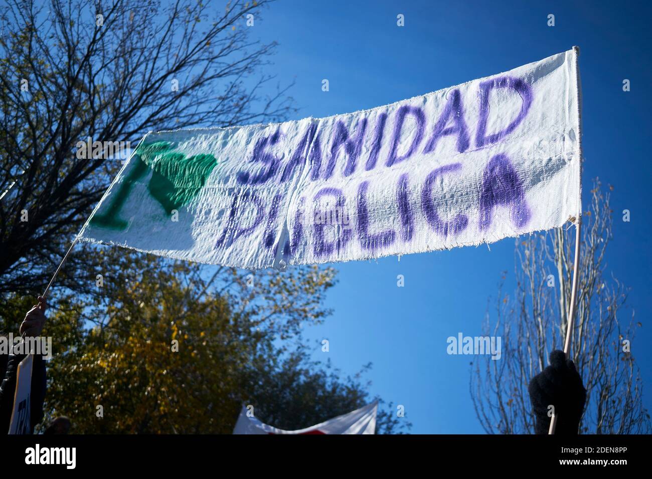 Valdebebas, Espagne. 01 décembre 2020 : des manifestants ont tenu des panneaux pour défendre la santé publique lors d'une manifestation contre l'ouverture d'un nouvel hôpital pandémique à l'hôpital Enfermera Isabel Zendal le 01 décembre 2020 à Valdebebas, Espagne. Crédit : May Robledo/Alfa Images/Alay Live News Banque D'Images