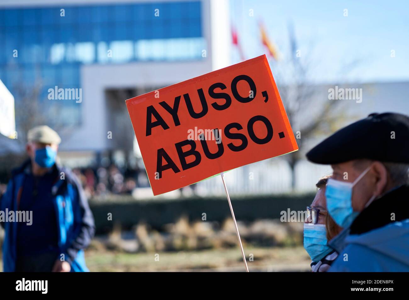 Valdebebas, Espagne. 01 décembre 2020 : des manifestants ont tenu des panneaux pour défendre la santé publique lors d'une manifestation contre l'ouverture d'un nouvel hôpital pandémique à l'hôpital Enfermera Isabel Zendal le 01 décembre 2020 à Valdebebas, Espagne. Crédit : May Robledo/Alfa Images/Alay Live News Banque D'Images