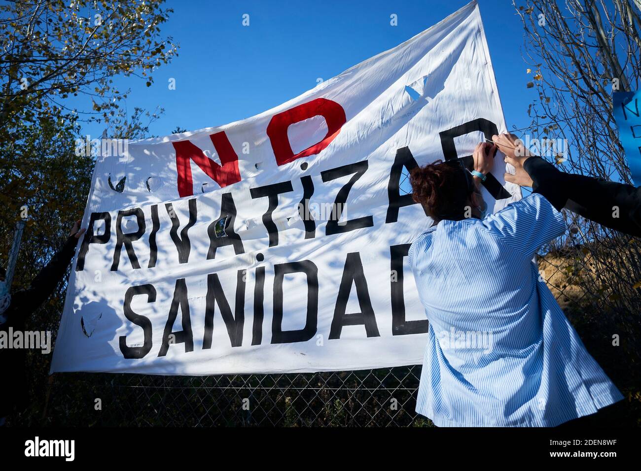 Valdebebas, Espagne. 01 décembre 2020 : des manifestants ont tenu des panneaux pour défendre la santé publique lors d'une manifestation contre l'ouverture d'un nouvel hôpital pandémique à l'hôpital Enfermera Isabel Zendal le 01 décembre 2020 à Valdebebas, Espagne. Crédit : May Robledo/Alfa Images/Alay Live News Banque D'Images