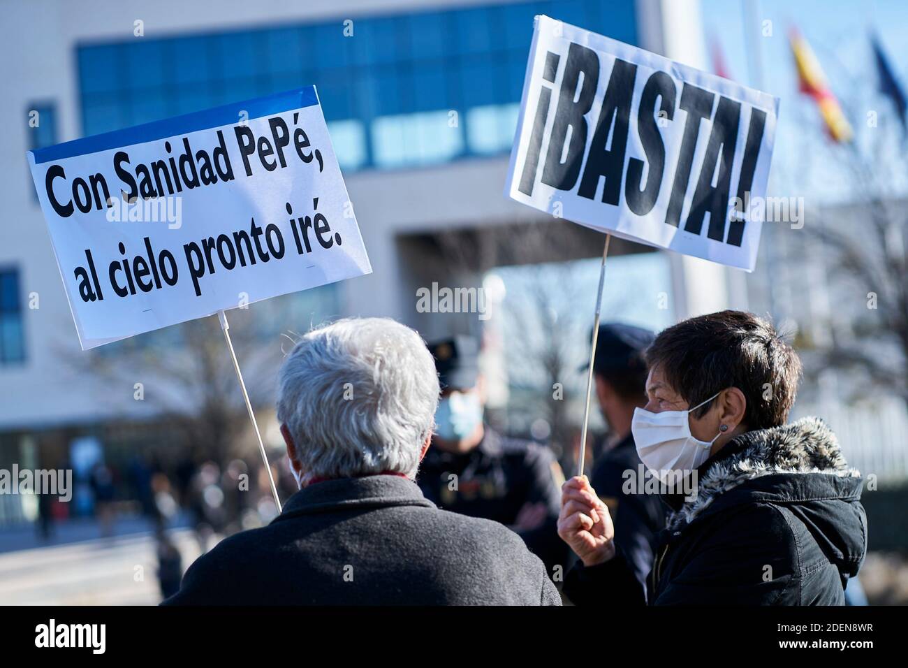Valdebebas, Espagne. 01 décembre 2020 : des manifestants ont tenu des panneaux pour défendre la santé publique lors d'une manifestation contre l'ouverture d'un nouvel hôpital pandémique à l'hôpital Enfermera Isabel Zendal le 01 décembre 2020 à Valdebebas, Espagne. Crédit : May Robledo/Alfa Images/Alay Live News Banque D'Images