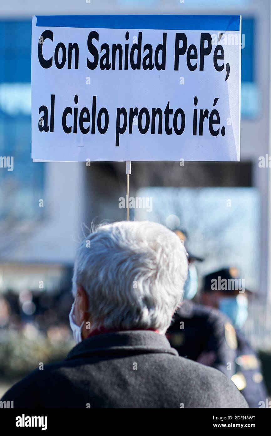 Valdebebas, Espagne. 01 décembre 2020 : des manifestants ont tenu des panneaux pour défendre la santé publique lors d'une manifestation contre l'ouverture d'un nouvel hôpital pandémique à l'hôpital Enfermera Isabel Zendal le 01 décembre 2020 à Valdebebas, Espagne. Crédit : May Robledo/Alfa Images/Alay Live News Banque D'Images