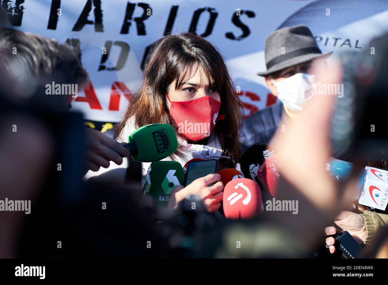 Valdebebas, Espagne. 01 décembre 2020: Isabel Serra, porte-parole du parti politique espagnol Podemos, s'exprime publiquement lors de la manifestation contre l'ouverture d'un nouvel hôpital pandémique à l'hôpital Enfermera Isabel Zendal le 01 décembre 2020 à Valdebebas, Espagne. Crédit : May Robledo/Alfa Images/Alay Live News Banque D'Images