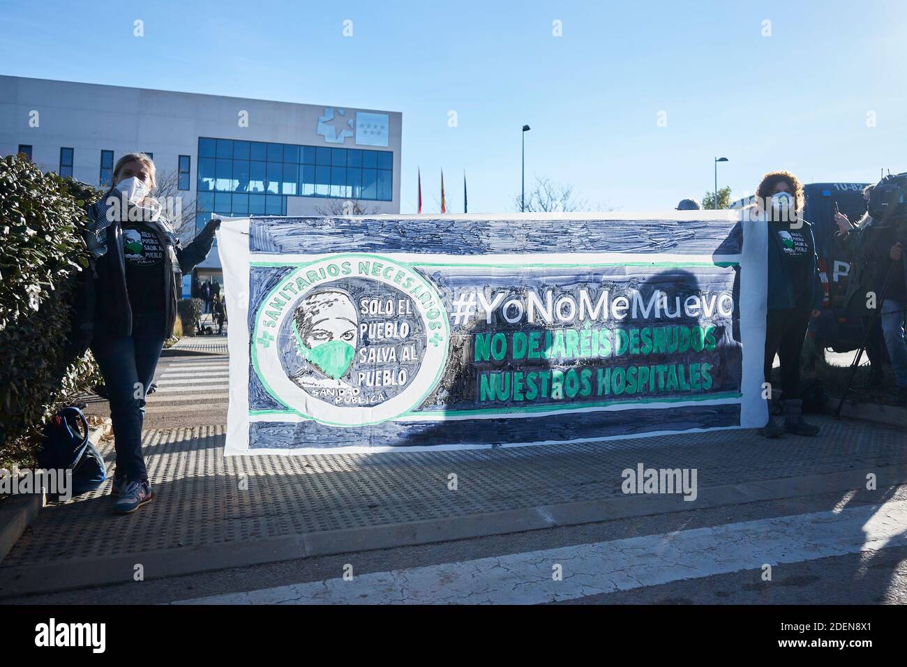 Valdebebas, Espagne. 01 décembre 2020 : manifestation contre l'ouverture d'un nouvel hôpital pandémique à l'hôpital Enfermera Isabel Zendal le 01 décembre 2020 à Valdebebas, Espagne. Crédit : May Robledo/Alfa Images/Alay Live News Banque D'Images