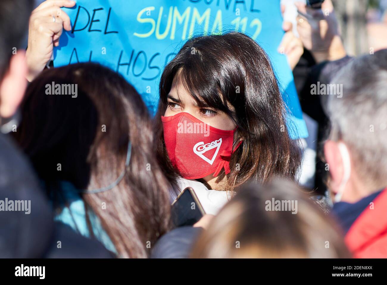 Valdebebas, Espagne. 01 décembre 2020: Isabel Serra, porte-parole du parti politique espagnol Podemos, s'exprime publiquement lors de la manifestation contre l'ouverture d'un nouvel hôpital pandémique à l'hôpital Enfermera Isabel Zendal le 01 décembre 2020 à Valdebebas, Espagne. Crédit : May Robledo/Alfa Images/Alay Live News Banque D'Images