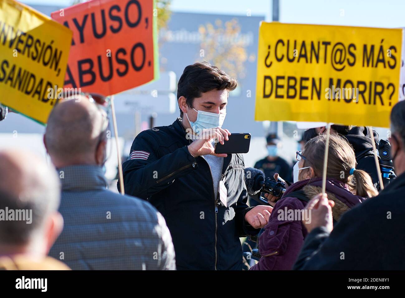 Valdebebas, Espagne. 01 décembre 2020 : le contre-manifestant provoque les protestants avant d'être expulsé par la police lors d'une manifestation contre l'ouverture d'un nouvel hôpital pandémique à l'hôpital Enfermera Isabel Zendal le 01 décembre 2020 à Valdebebas, Espagne. Crédit : May Robledo/Alfa Images/Alay Live News Banque D'Images