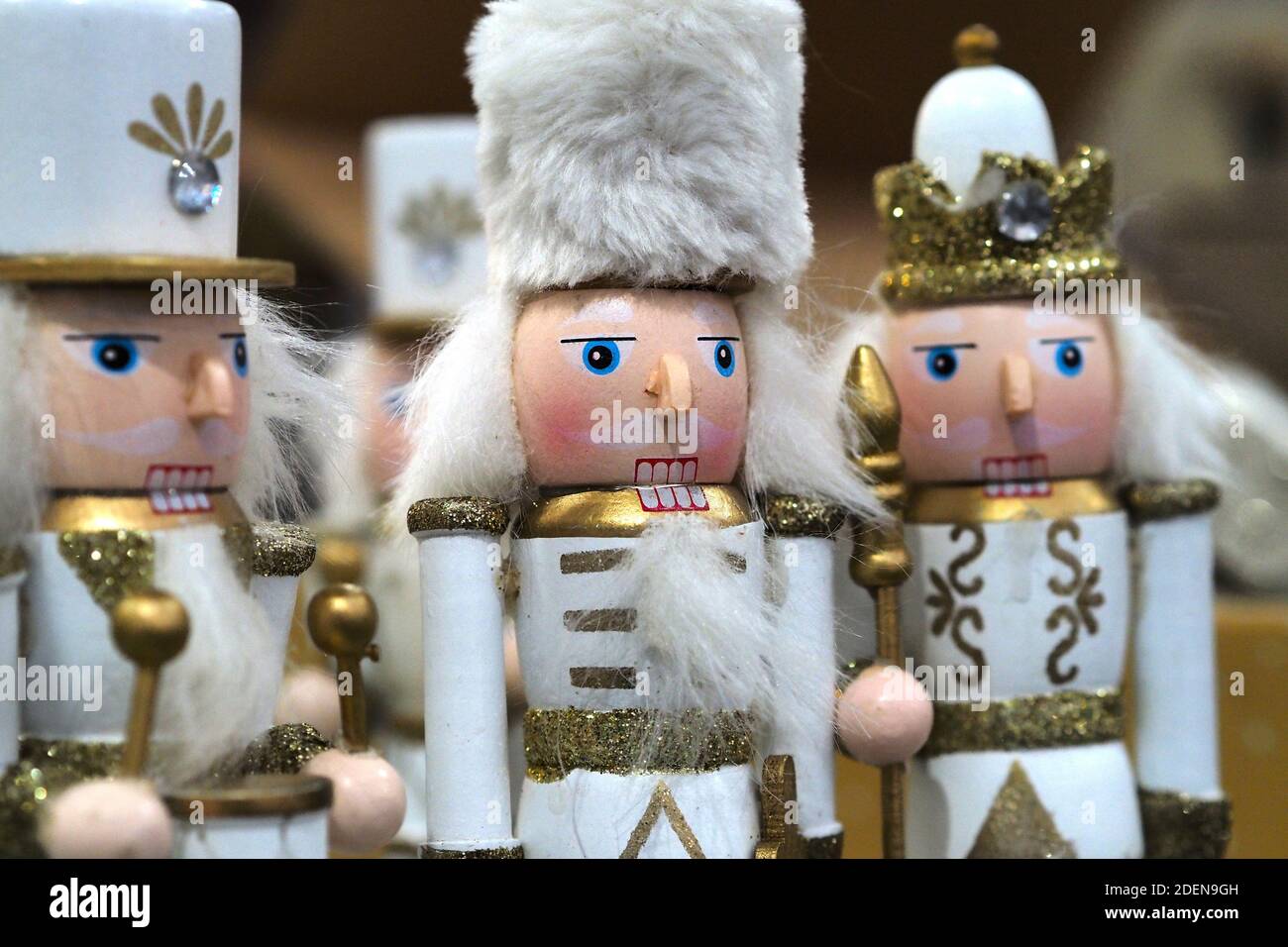 Carte de nouvel an ou de Noël avec un personnage de conte de fées. Casse-noisette en bois. Banque D'Images