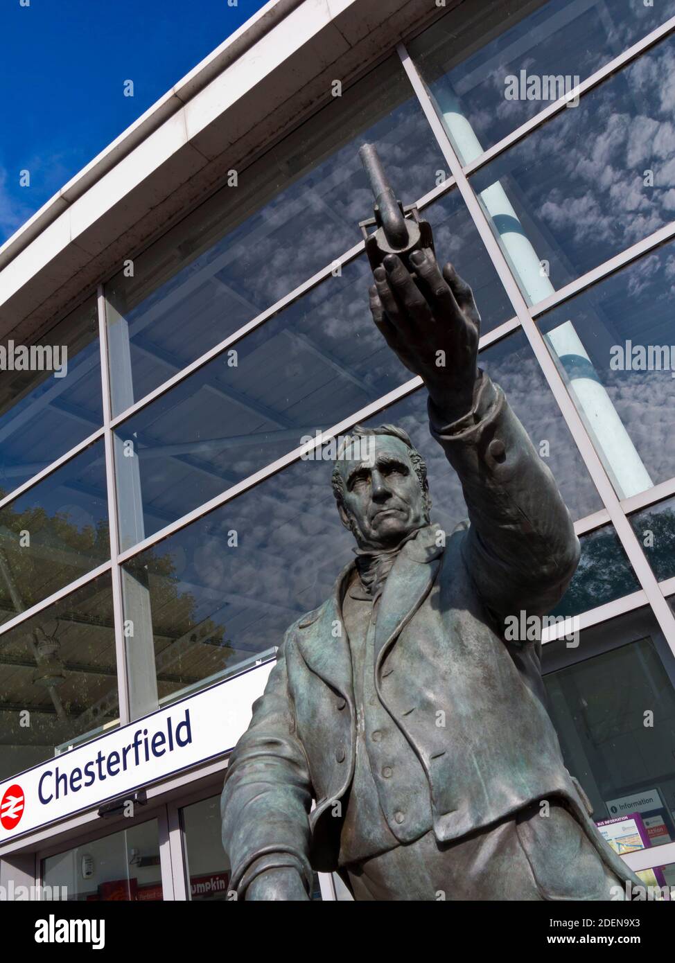 Statue de bronze de George Stephenson 1781-1848 par Stephen Hicklin à l'extérieur Gare de Chesterfield Derbyshire Angleterre Royaume-Uni Banque D'Images