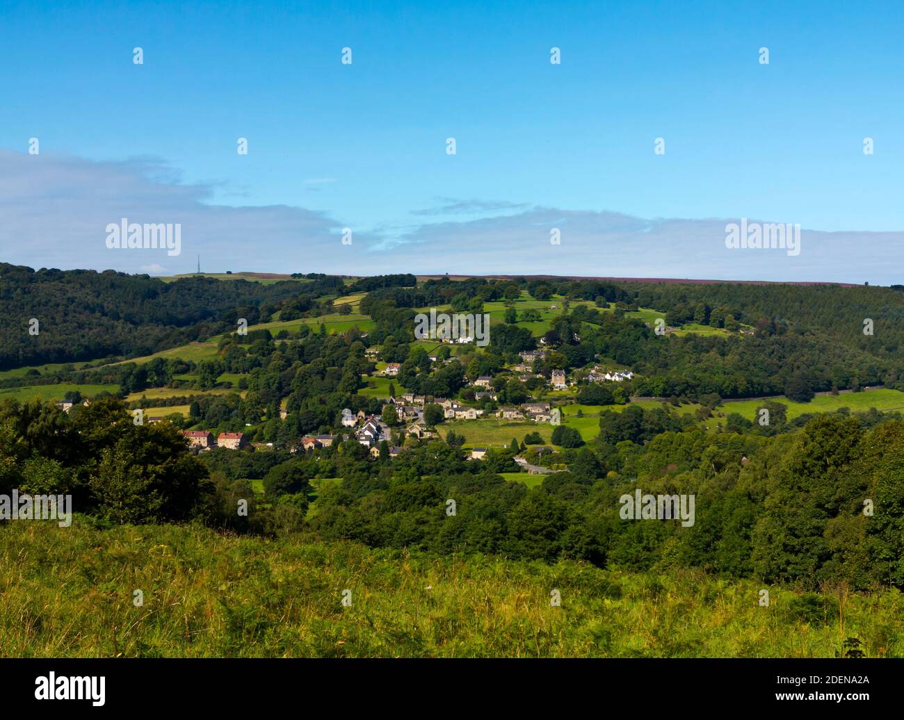 Vue sur le village de Grindleford et la campagne environnante depuis Froggatt Edge Dans le parc national de Peak District Derbyshire Angleterre Royaume-Uni Banque D'Images