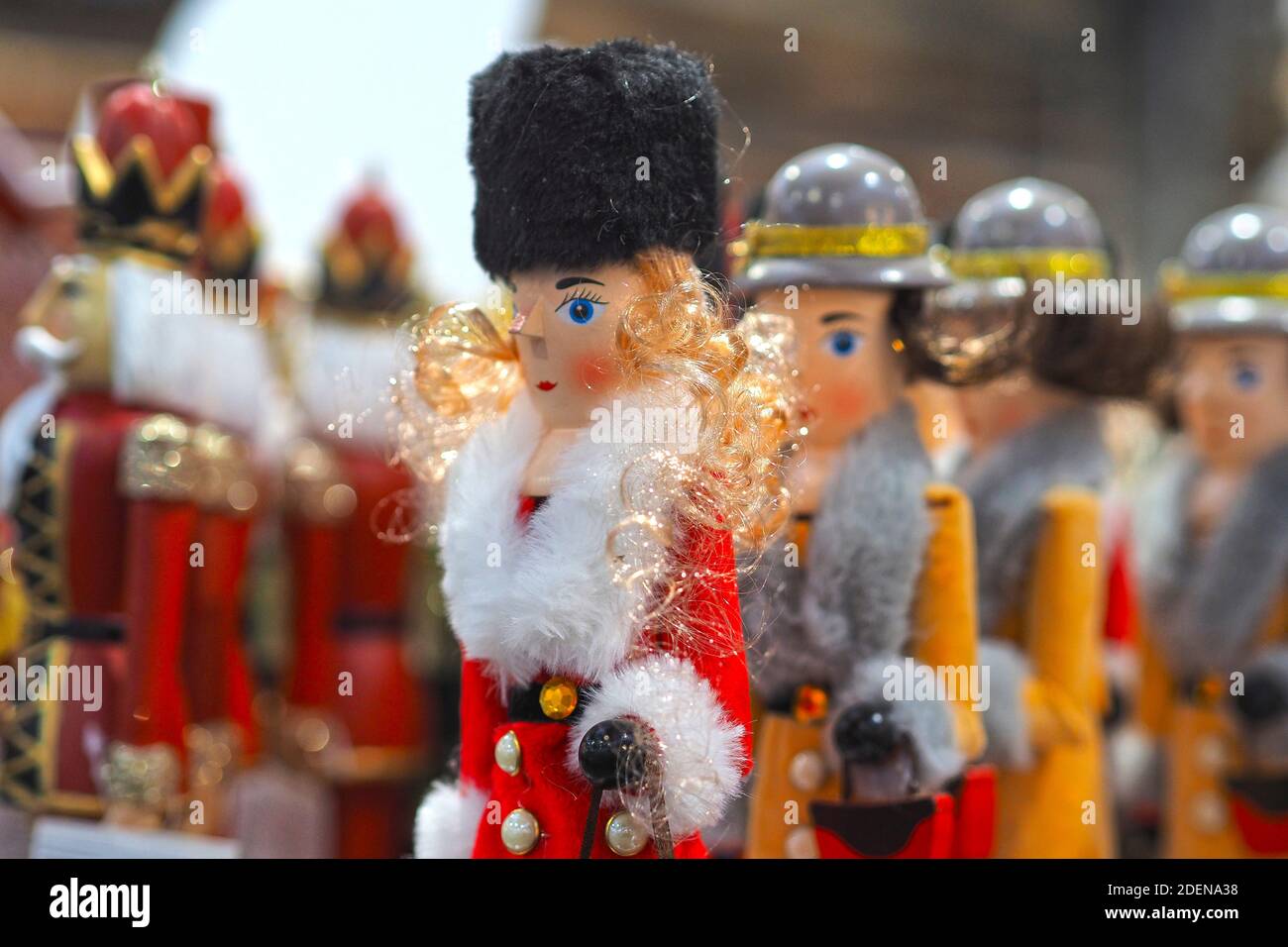 Carte de nouvel an ou de Noël avec un personnage de conte de fées. Casse-noisette en bois. Banque D'Images