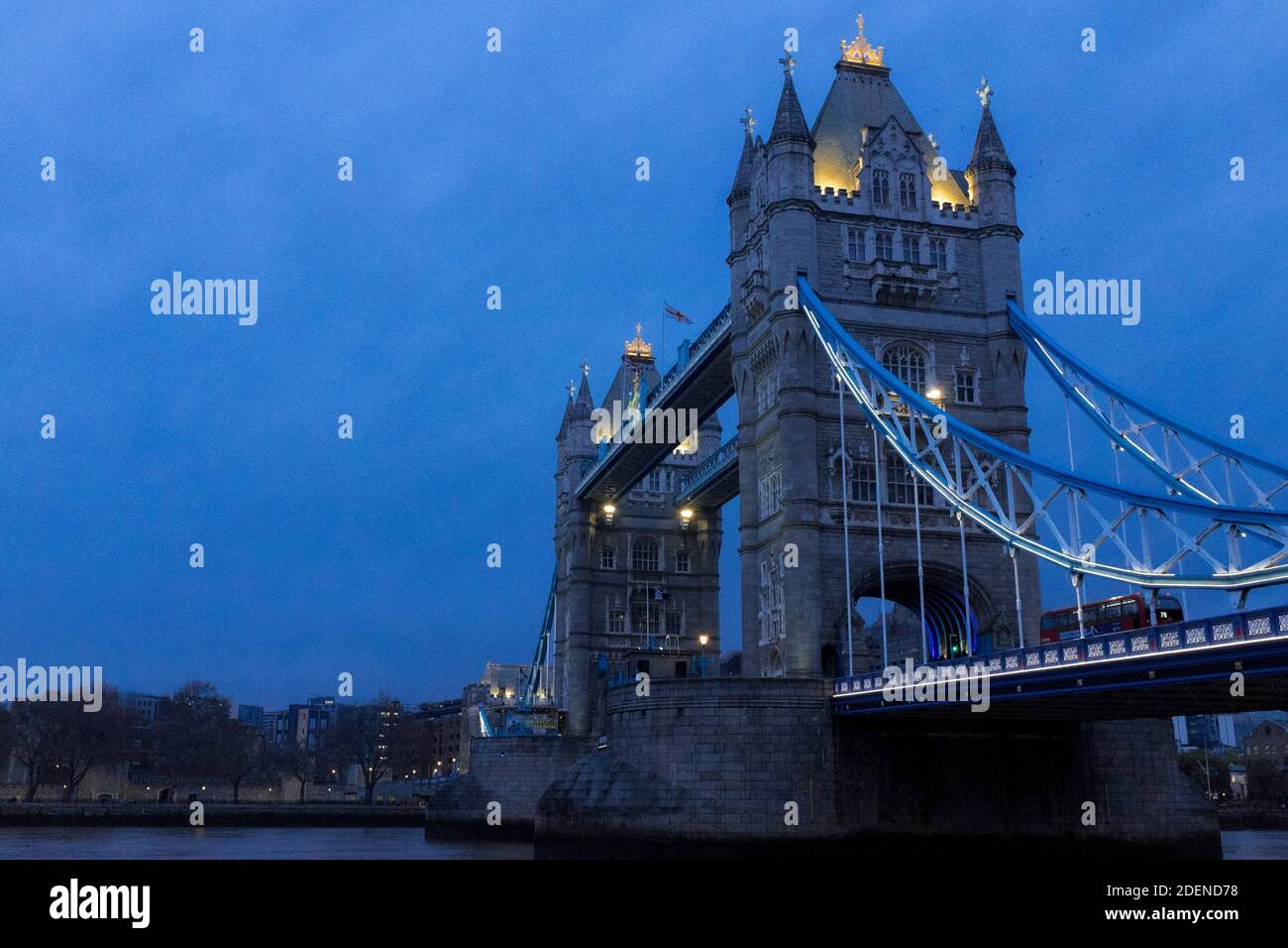 Tower Bridge au crépuscule en hiver, Londres, Royaume-Uni Banque D'Images