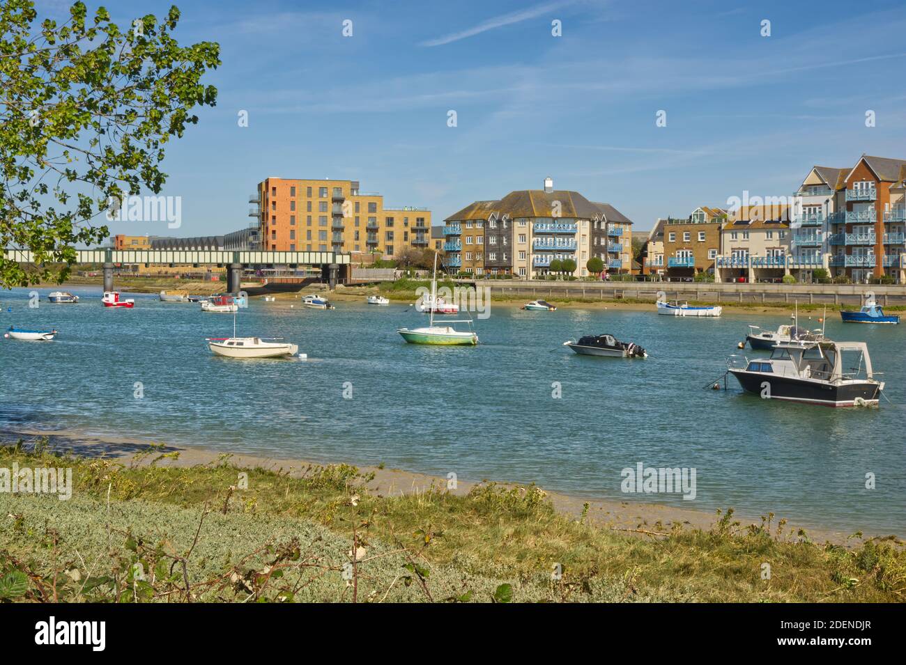 Appartements modernes sur le bord de la rivière Adur à Shoreham, West Sussex, Angleterre Banque D'Images