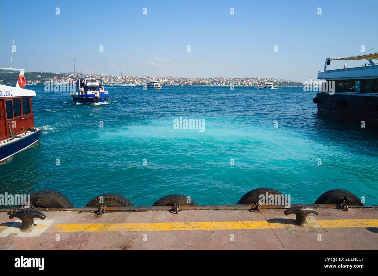 Istanbul, Turquie - septembre 2018 : le ferry vient de quitter le quai et les vagues et la couleur bleue de l'eau après celle près de Kabatas Iskelesi. Banque D'Images