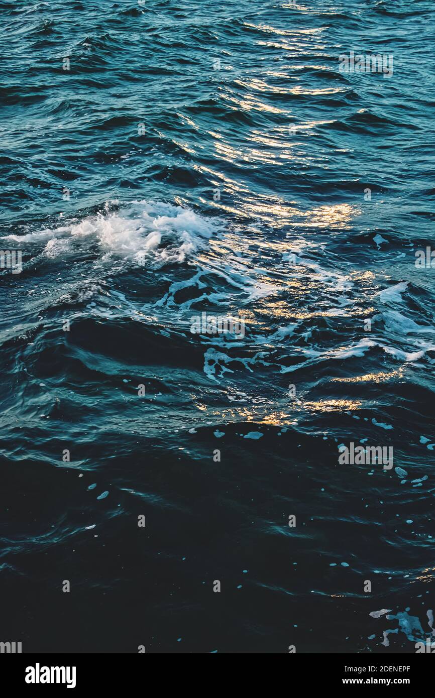 Gros plan sur les vagues de couleur vert foncé. Résumé texture de l'eau de l'océan Banque D'Images