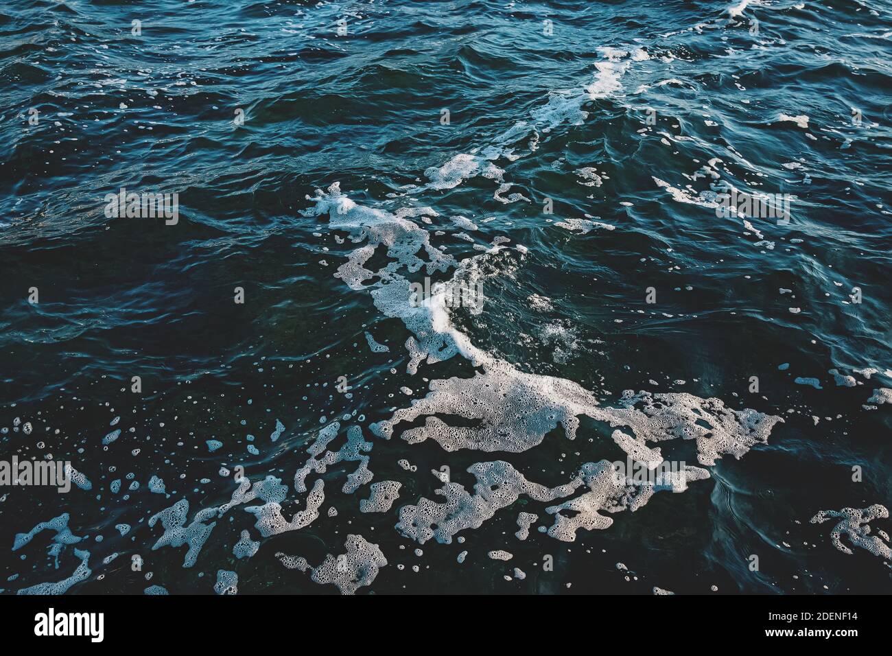 Gros plan sur les vagues de couleur vert foncé. Résumé texture de l'eau de l'océan Banque D'Images