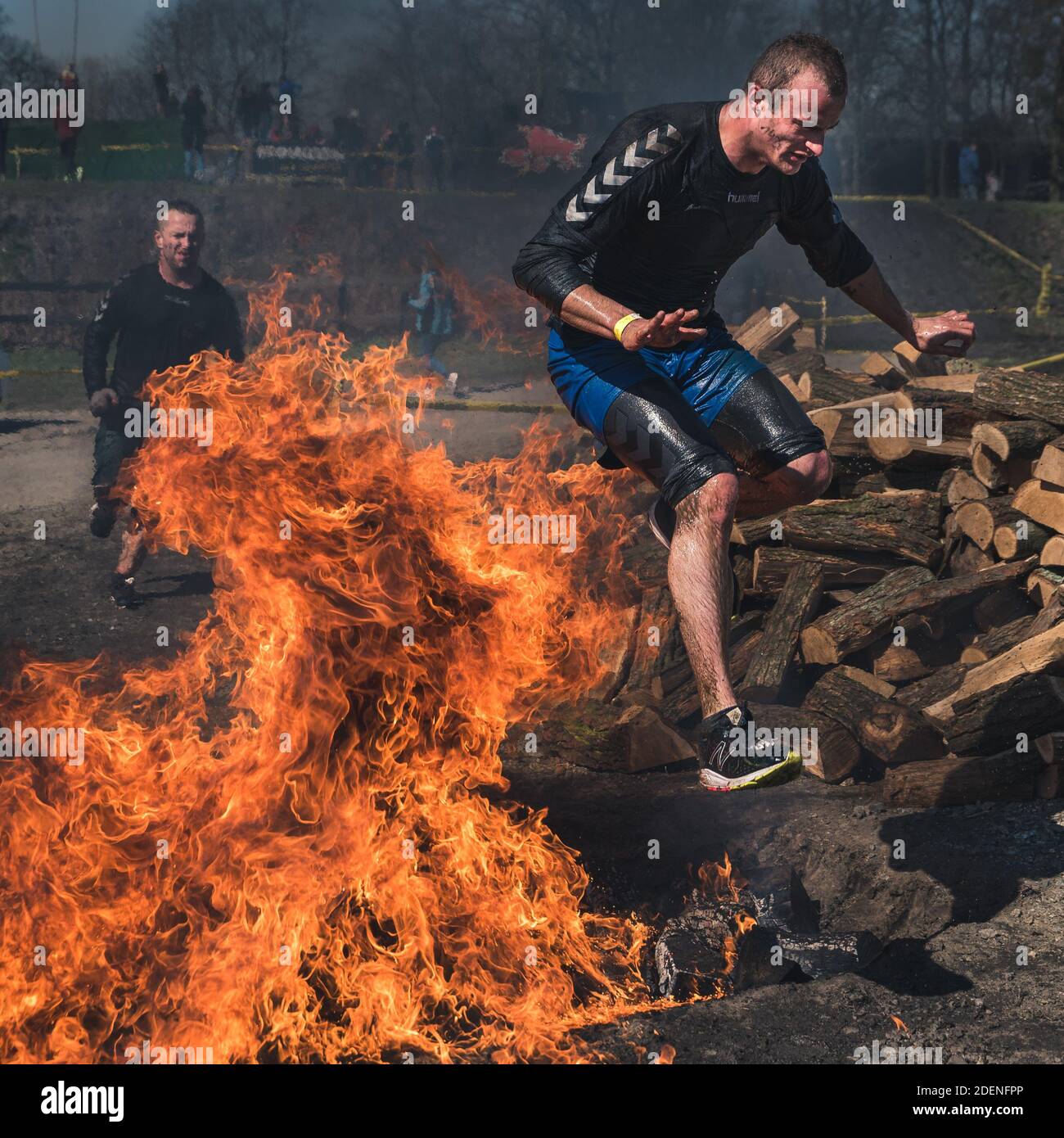 WROCLAW, POLOGNE - 7 AVRIL 2018: Course extrême avec obstacle RUNMAGEDDON. Dans la photo un coureur sur la route de recrutement. Banque D'Images