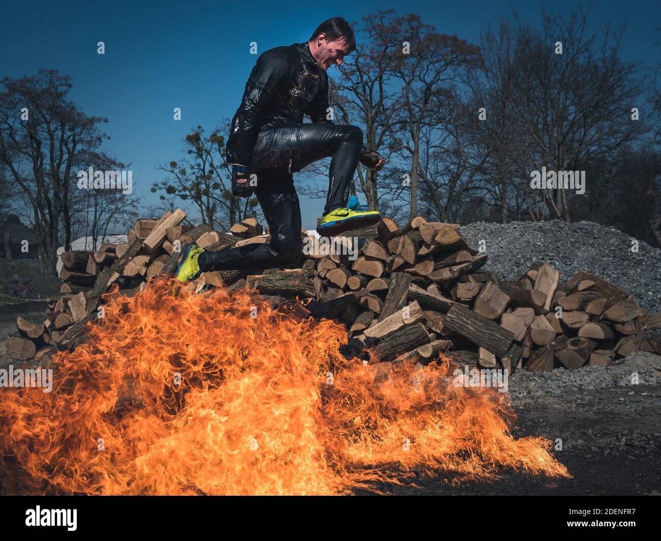 WROCLAW, POLOGNE - 7 AVRIL 2018: Course extrême avec obstacle RUNMAGEDDON. Dans la photo un coureur sur la route de recrutement. Banque D'Images