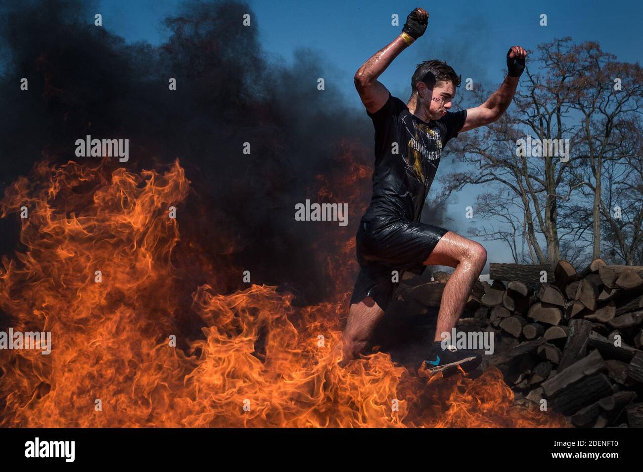 WROCLAW, POLOGNE - 7 AVRIL 2018: Course extrême avec obstacle RUNMAGEDDON. Dans la photo un coureur sur la route de recrutement. Banque D'Images