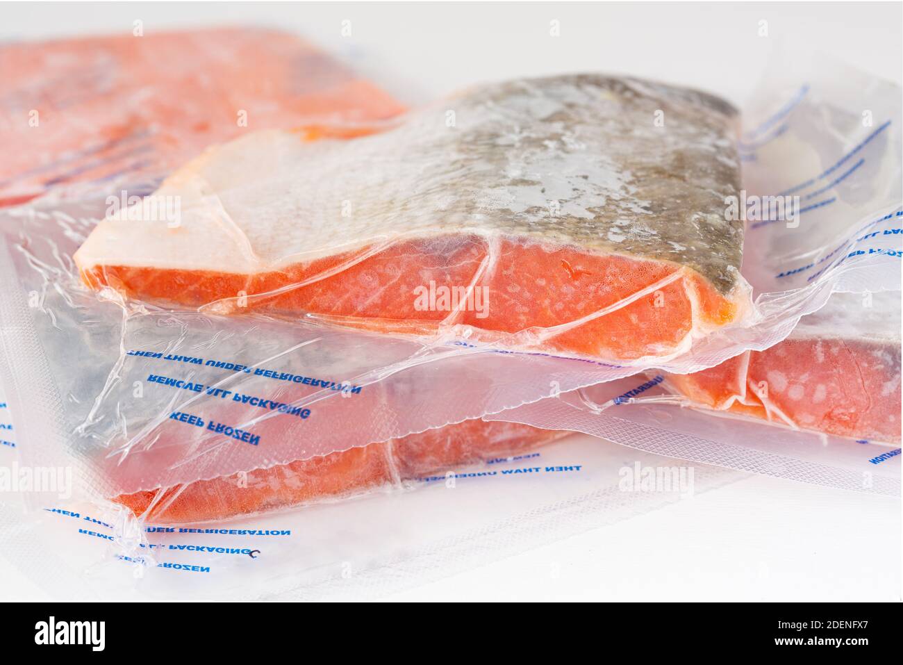 Paquets de saumon rouge congelé enveloppés dans du plastique Banque D'Images