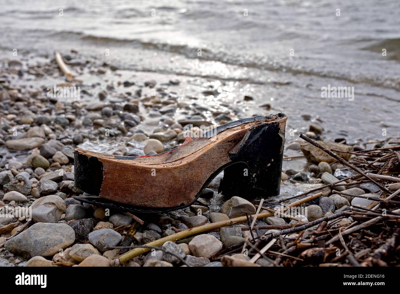 chaussure cassée dont il ne reste que la semelle en bois, située sur la plage Banque D'Images