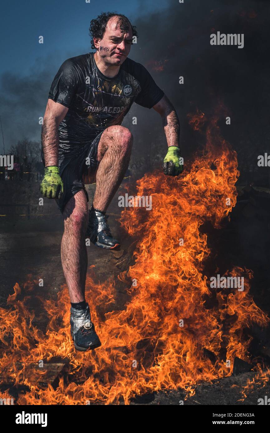 WROCLAW, POLOGNE - 7 AVRIL 2018: Course extrême avec obstacle RUNMAGEDDON. Dans la photo un coureur sur la route de recrutement. Banque D'Images