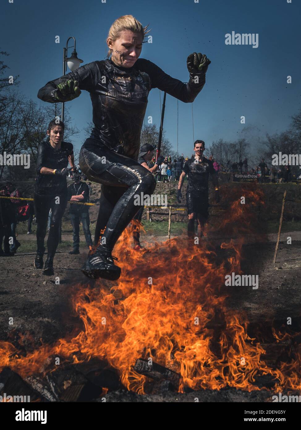 WROCLAW, POLOGNE - 7 AVRIL 2018: Course extrême avec obstacle RUNMAGEDDON. Dans la photo un coureur sur la route de recrutement. Banque D'Images