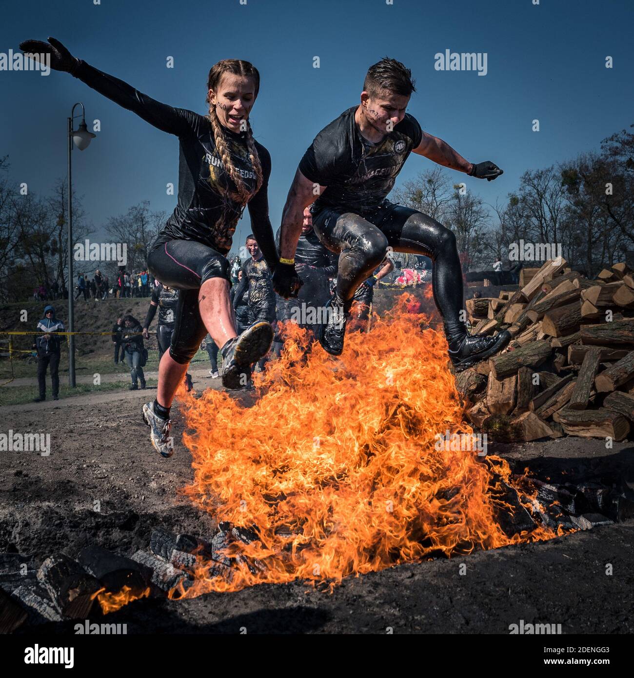 WROCLAW, POLOGNE - 7 AVRIL 2018: Course extrême avec obstacle RUNMAGEDDON. Dans la photo un coureur sur la route de recrutement. Banque D'Images