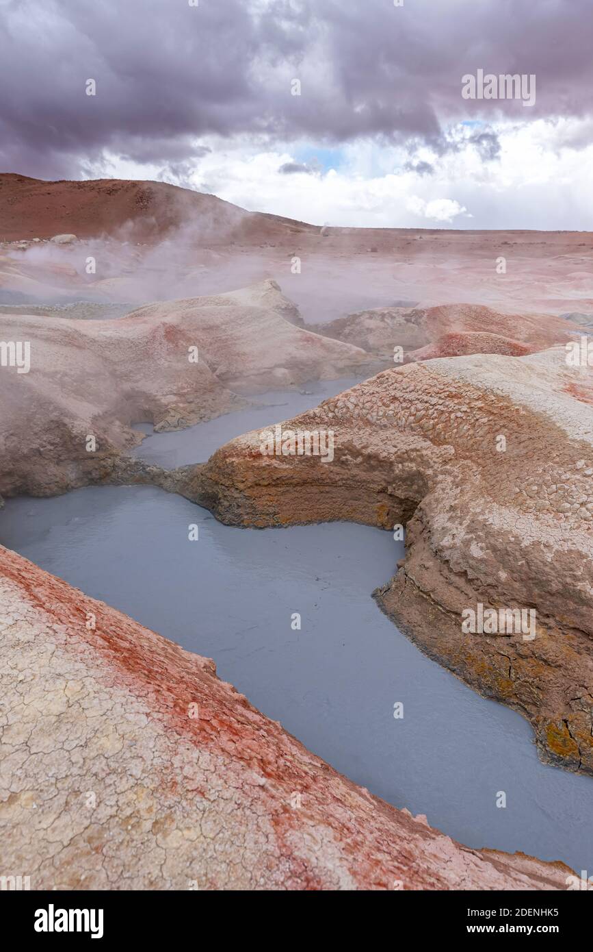 Fosses de boue avec activité volcanique dans les Highlands andins, en Bolivie. Banque D'Images