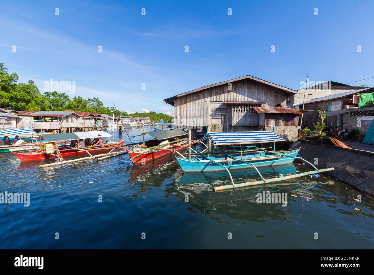 Maisons à pilotis construites au-dessus de la mer dans la ville de Pagadian, Philippines Banque D'Images