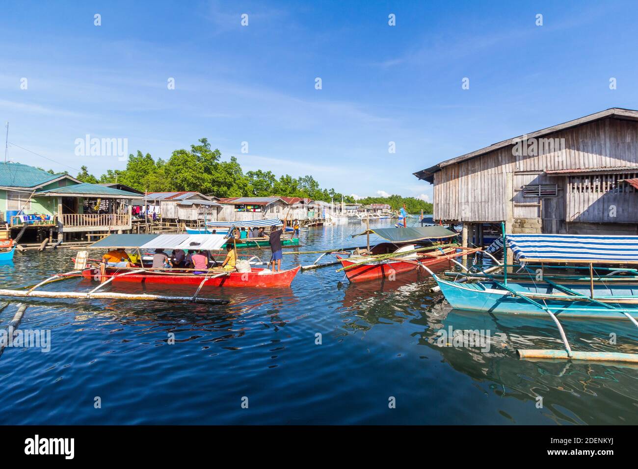 Maisons à pilotis construites au-dessus de la mer dans la ville de Pagadian, Philippines Banque D'Images
