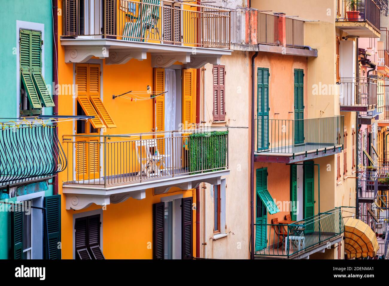 Maisons colorées traditionnelles dans le village de Manarola en Italie Banque D'Images