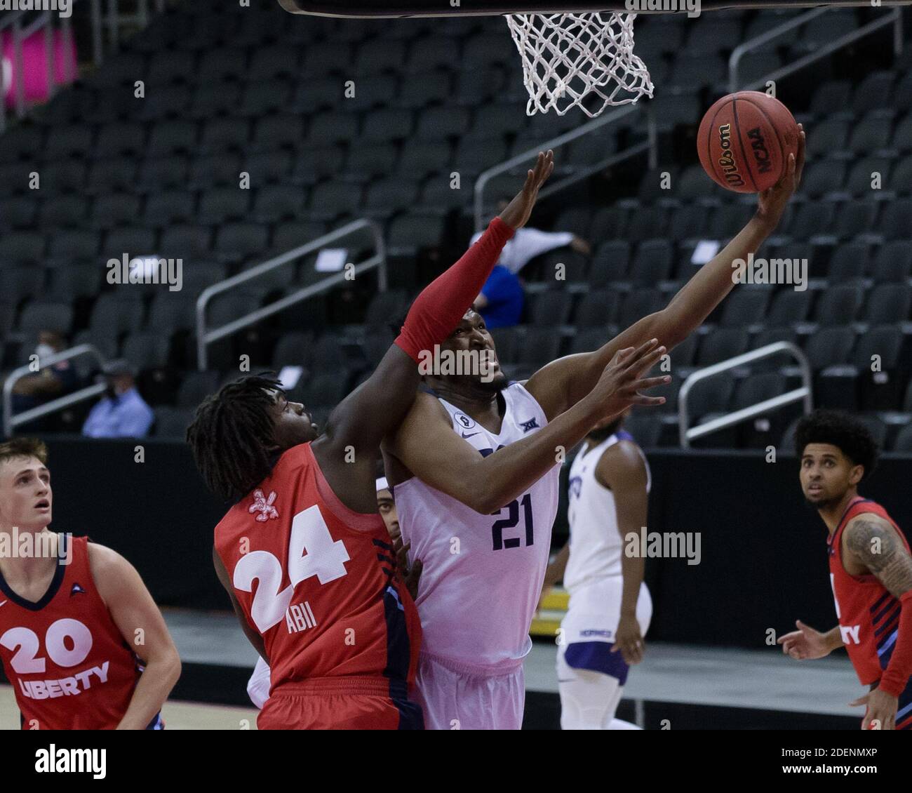 Kansas City, Missouri, États-Unis. 29 novembre 2020. TCU Horned Frogs centre Kevin Samuel #21 (r) lutte pour un score de but contre Liberty Flames en avant Micayah Abii #24 (l) pour solidifier l'avantage révolutionnaire des grenouilles pendant les 5 dernières minutes du jeu. Crédit: Serena S.Y. Actualités HSU/ZUMA Wire/Alay Live Banque D'Images