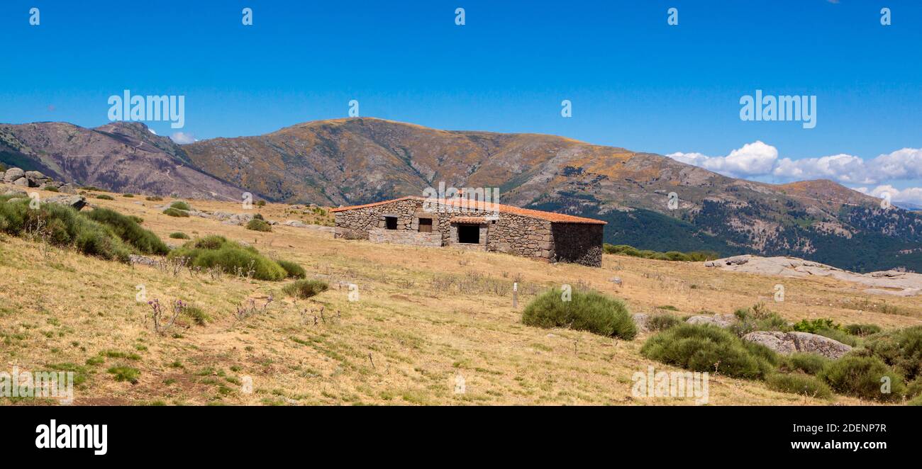 Le refuge de montagne El Pozo de la Nieve, situé à Tiemblo, Avila. Route à travers la vallée d'Iruelas à Castilla y Leon, Espagne. Banque D'Images