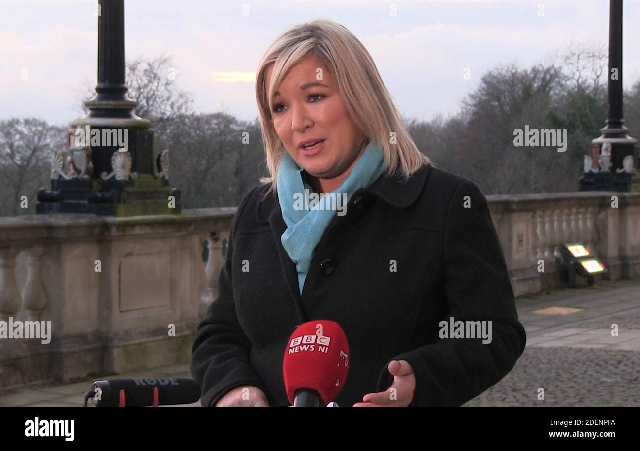 La première ministre adjointe Michelle O'Neill, parlant aux médias à Stormont à Belfast, a déclaré que la détermination du GovernmentÕs à couvrir son rôle dans les problèmes l'a conduit à mettre en place des mécanismes convenus pour traiter de l'héritage du passé. Banque D'Images