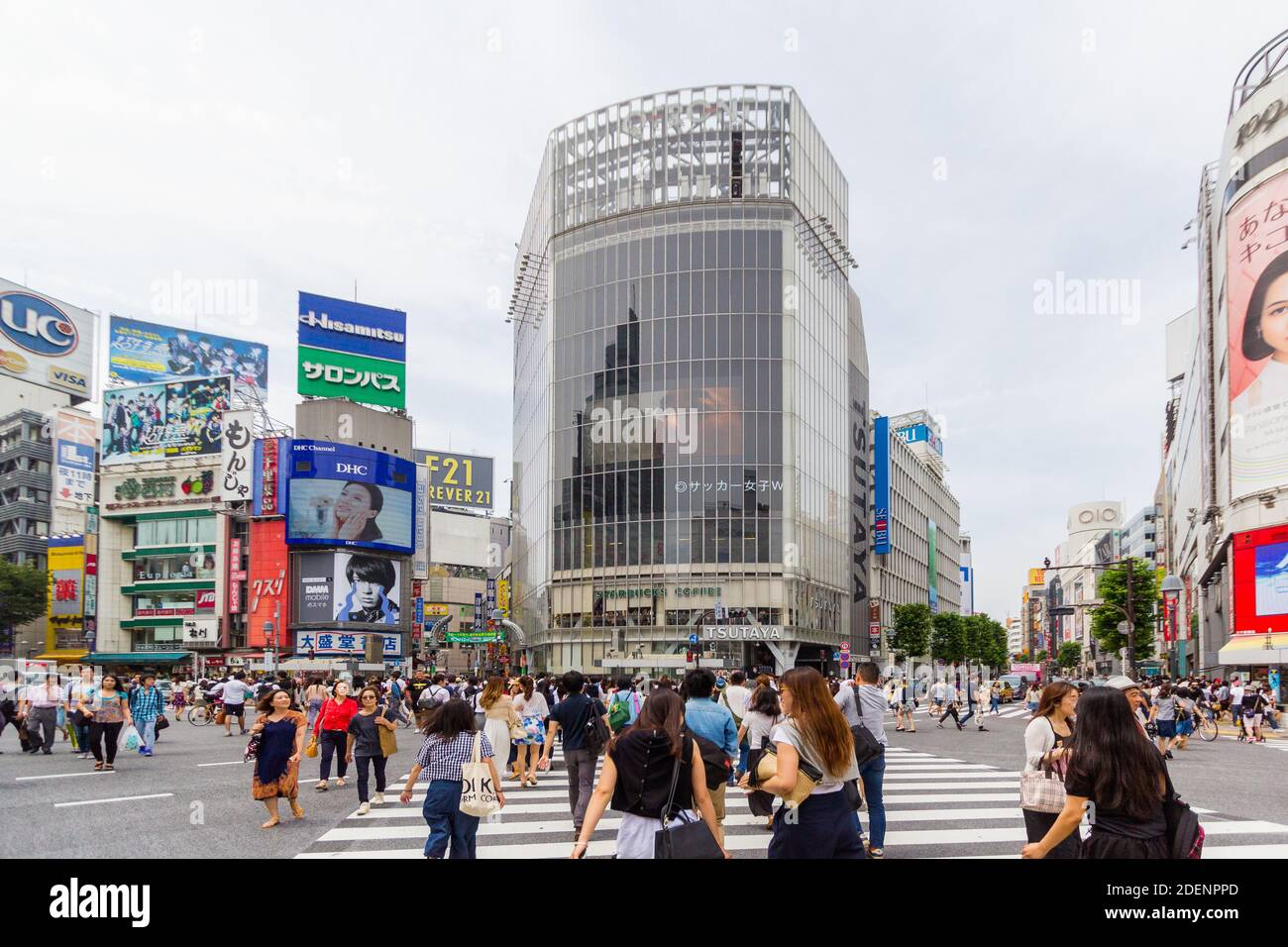 Bâtiments entourant le populaire passage de Shinjuku à Tokyo, au Japon Banque D'Images