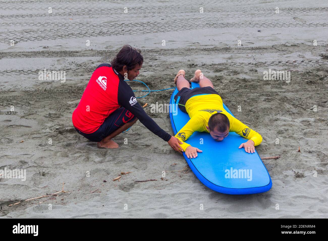 Un philippin apprend le surf à Baler, Philippines Banque D'Images
